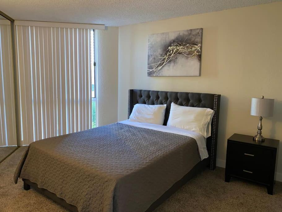 Spacious 2 Bedrooms 2 Baths. Right In Downtown La Appartement *