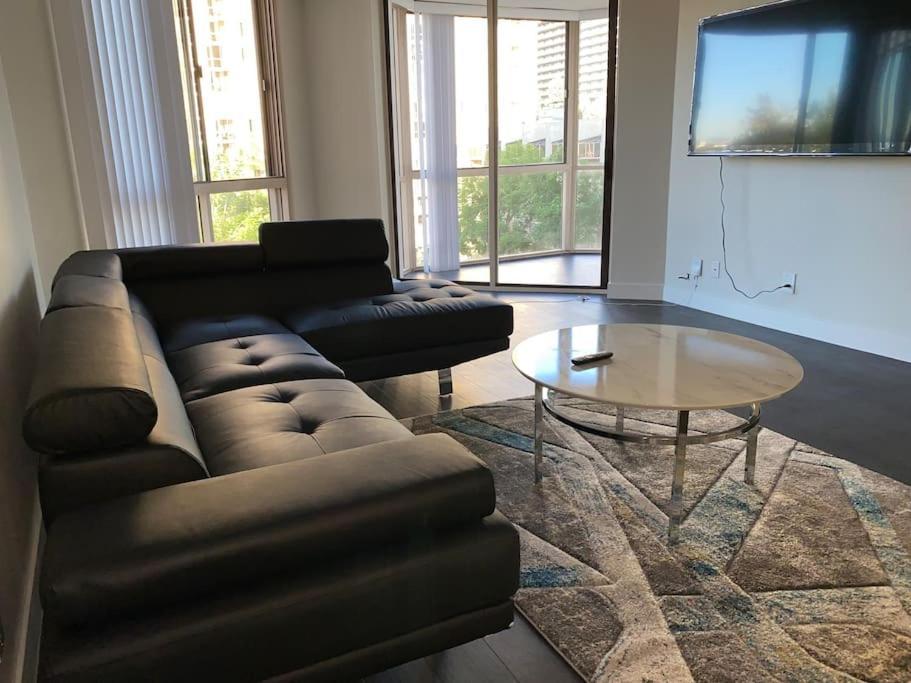 Spacious 2 Bedrooms 2 Baths. Right In Downtown La Appartement *
