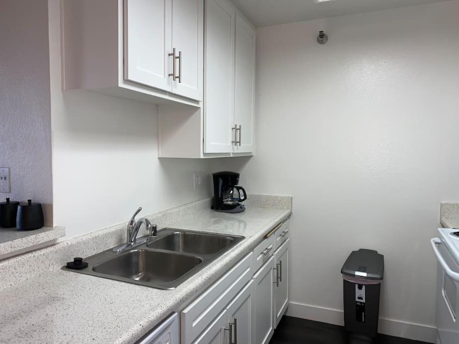 Spacious 2 Bedrooms 2 Baths. Right In Downtown La Appartement